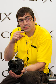 Фотограф Максим Мармур проводит презентацию зеркалки Nikon D3S